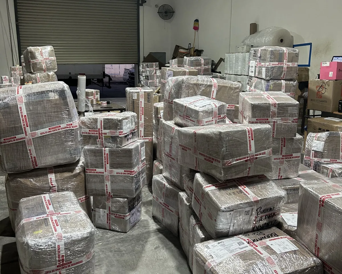 Paquetes de clientes envueltos y encintados en la bodega de Compras en USA en Laredo, Texas