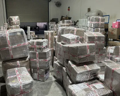 Paquetes encintados en la bodega de Compras en USA en Laredo, Texas